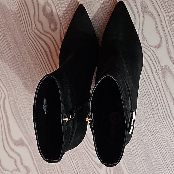 Nine West black suede pointed ankle booties size: 12 - Picture 10 of 17